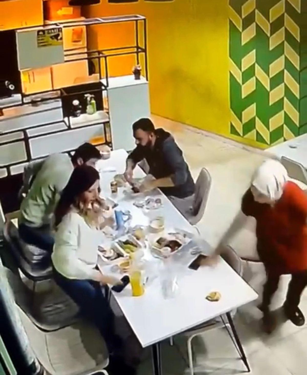 Malatya\'da deprem sırasında yemek yiyenlerin panik anları kamerada