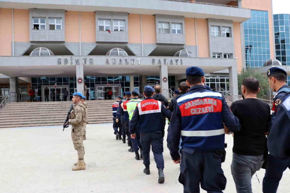 Edirne\'de Jandarma Ekipleri 105 Şüpheliyi Yakaladı