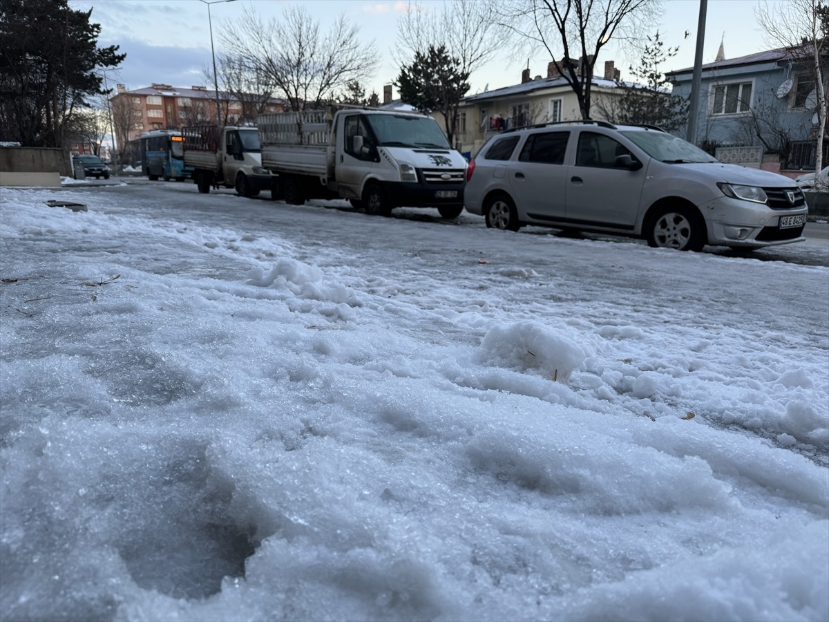 Erzurum ve Ardahan\'da Soğuk Hava ve Buzlanma Devam Ediyor