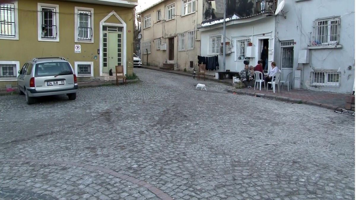 Fatih\'te Bir Kişi Eski Eşini Silahla Vurarak Ağır Yaraladı
