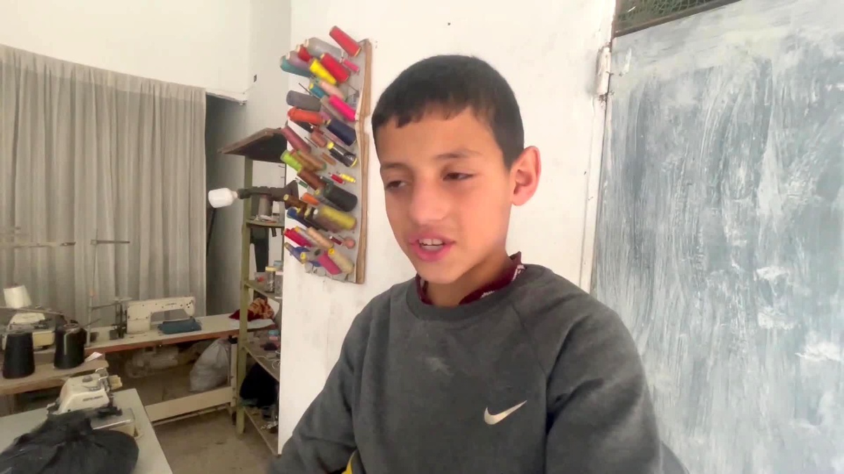 Gazze\'deki terziler, elektrik kesintileriyle başa çıkmak için pedallı dikiş makinelerini kullanıyor