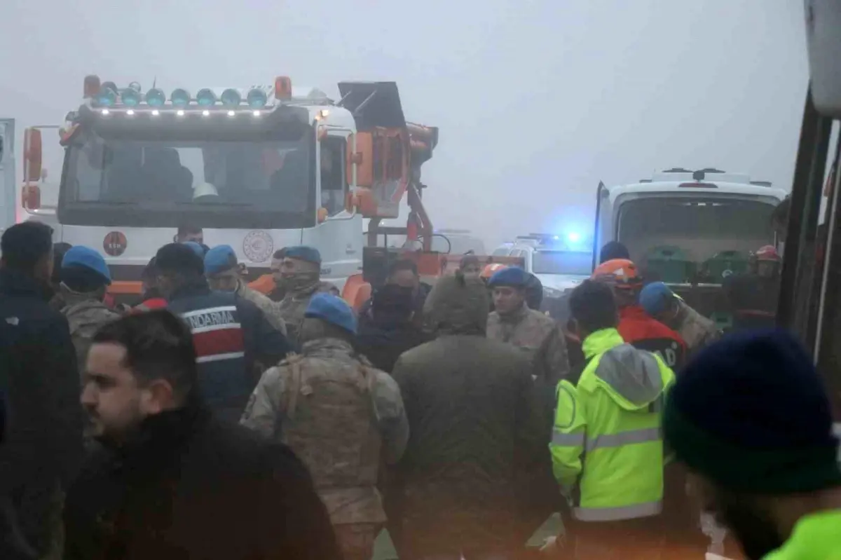 Kuzey Marmara Otoyolu Sakarya Geçişinde Meydana Gelen Kazada 10 Kişi Hayatını Kaybetti