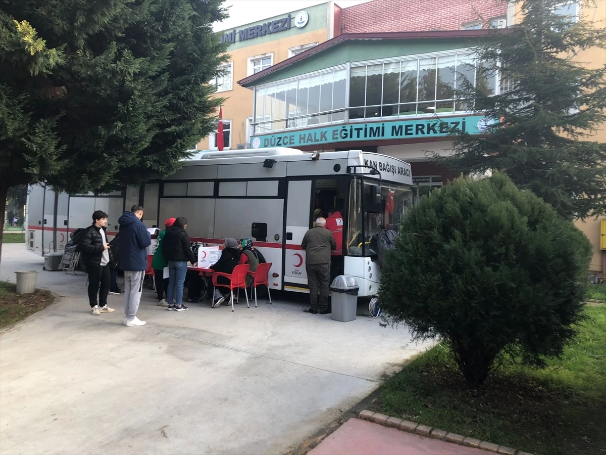 Düzce Halk Eğitim Merkezi, Türk Kızılay\'a kan bağışında bulundu