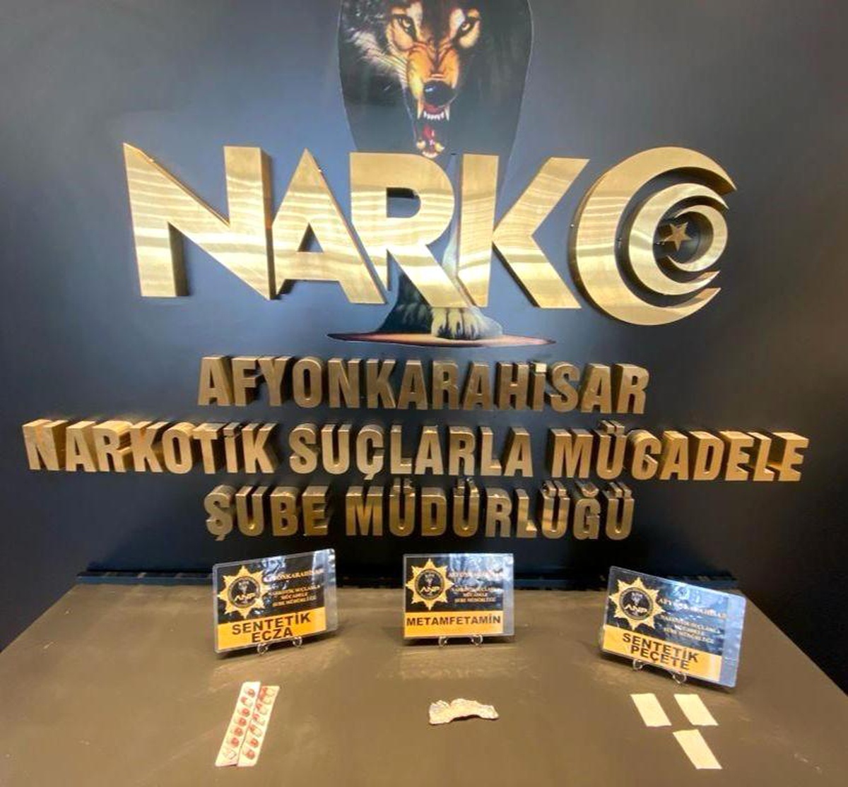 Afyonkarahisar\'da aranan şahıslar yakalandı, uyuşturucu ele geçirildi