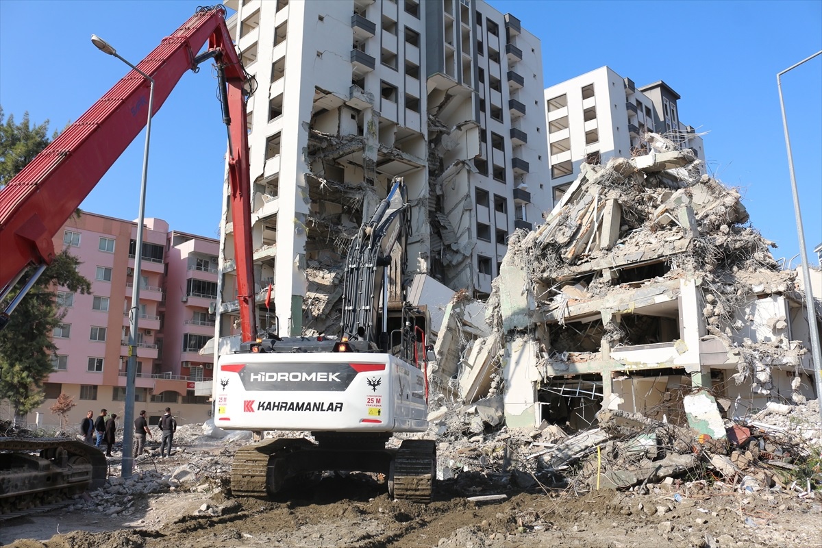İskenderun\'da Yıkım Çalışmaları Sırasında 2 Bina Tahliye Edildi