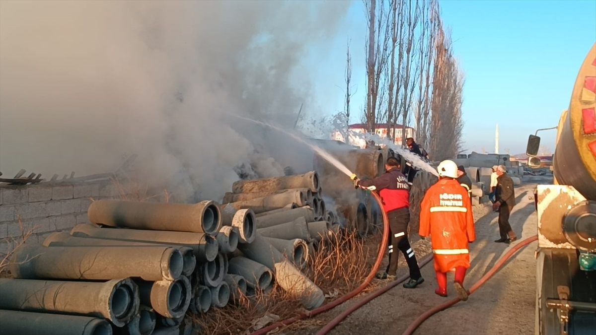 Iğdır\'da İtfaiye Ekipleri Yanan Ahırdan 200 Küçükbaş Hayvanı Kurtardı