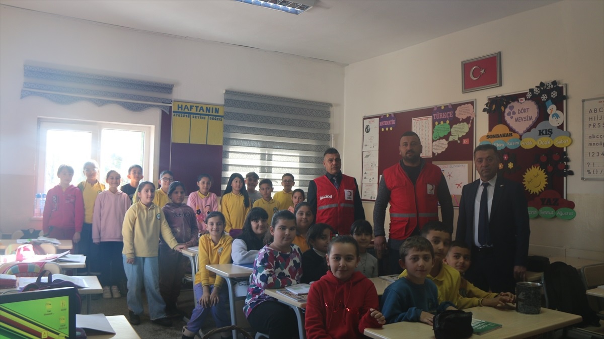 Sivas\'ın Şarkışla ilçesinde Milli Egemenlik İlkokulu öğrencileri Filistin için yardım kampanyası düzenledi