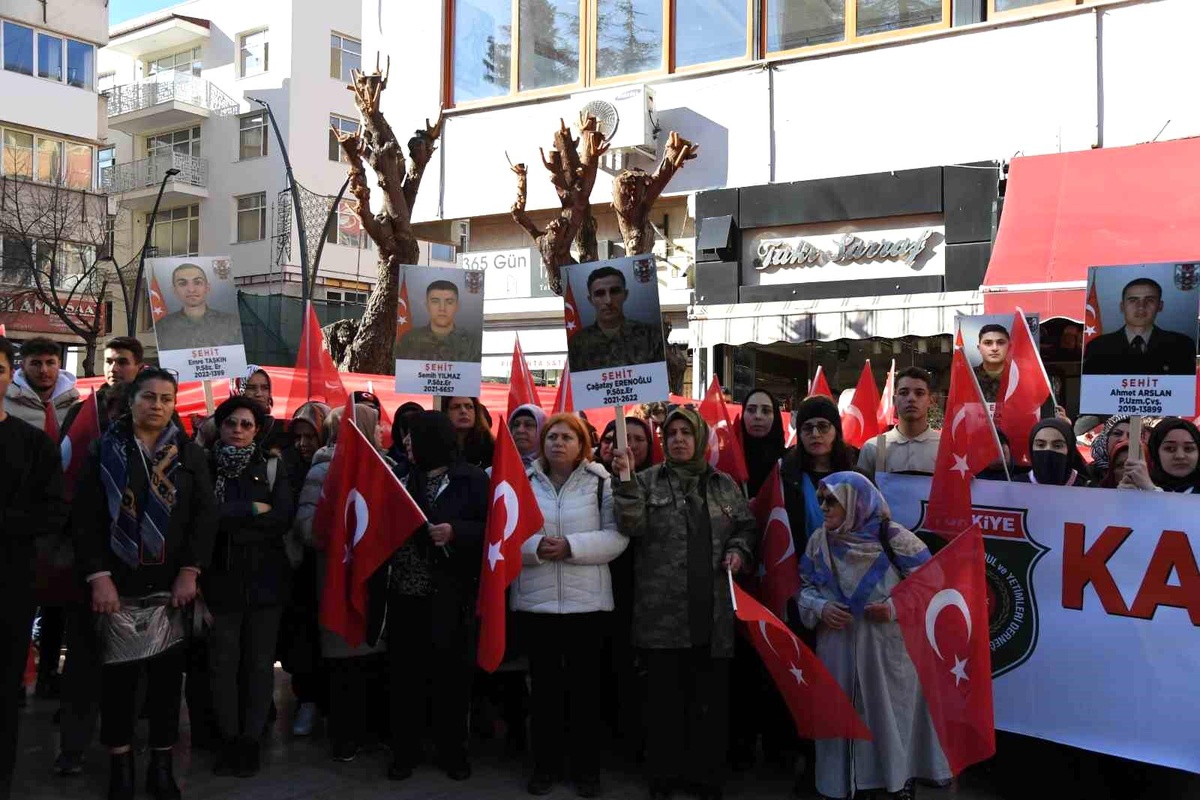 Isparta\'da Şehitlerimize Saygı Teröre Lanet Yürüyüşü Gerçekleştirildi