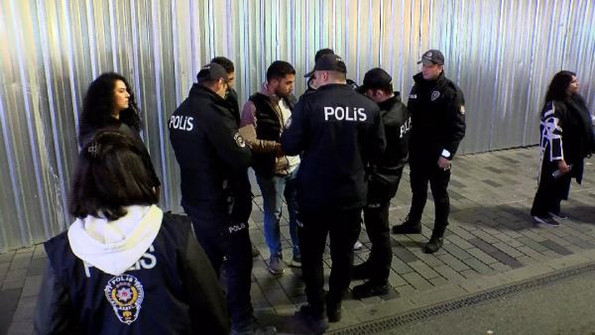İstanbul\'da Kaçak Göçmen Operasyonu: 68 Göçmen Yakalandı, 5 Ev Sahibi Gözaltına Alındı