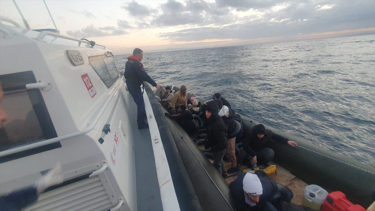 İzmir\'de 82 düzensiz göçmen kurtarıldı, 56 düzensiz göçmen yakalandı