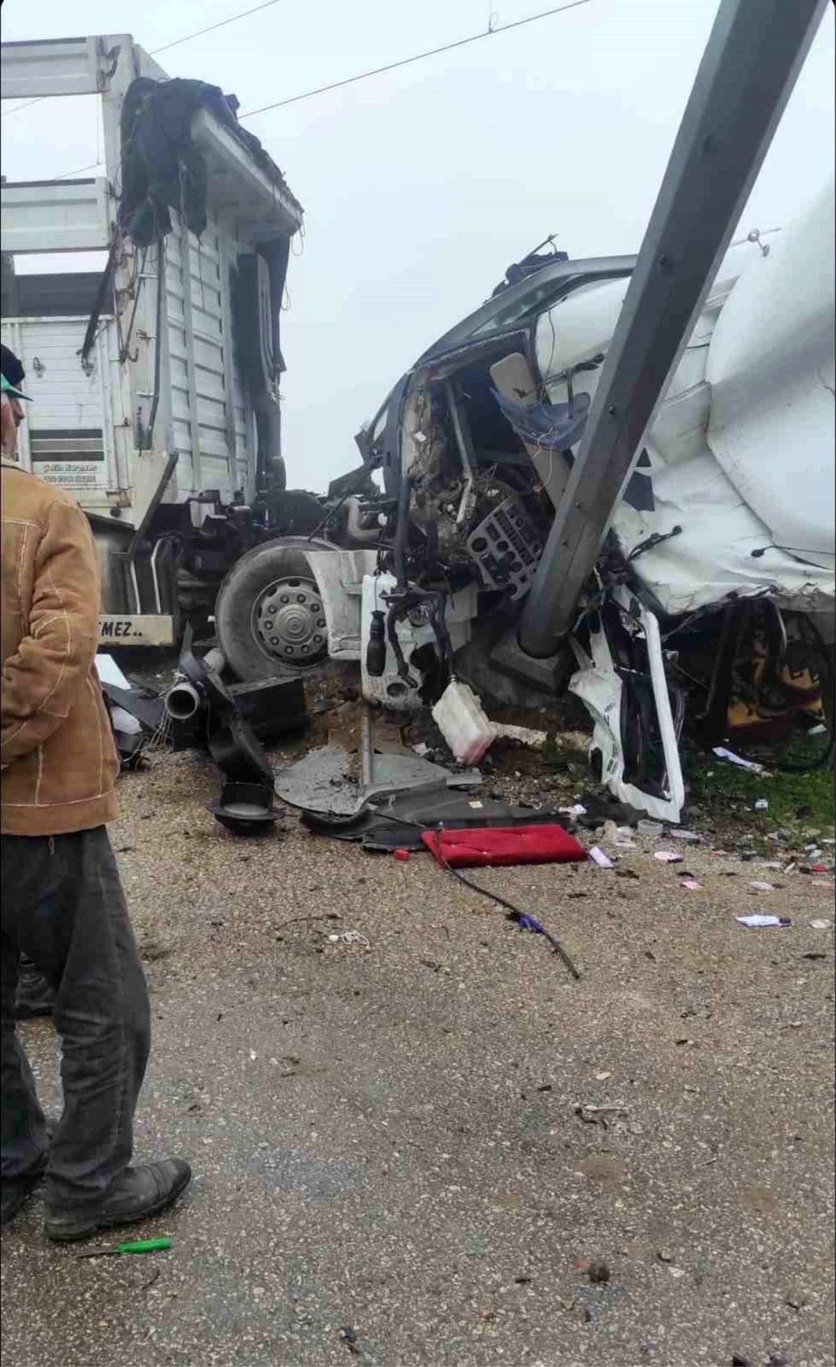 İzmir\'de tren tırla çarpıştı: Tır sürücüsü yaralandı