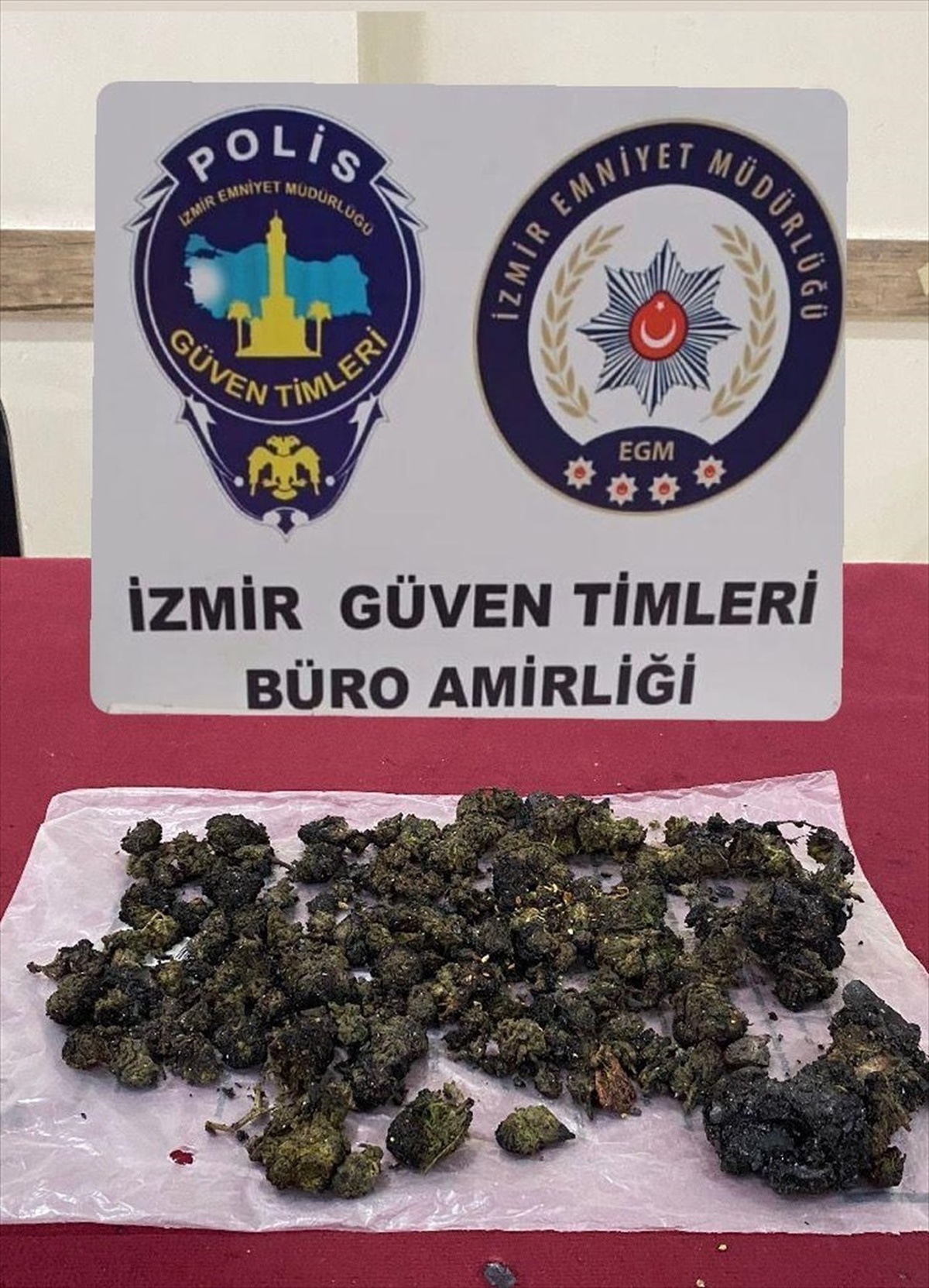 İzmir\'de kıraathanede uyuşturucu operasyonu