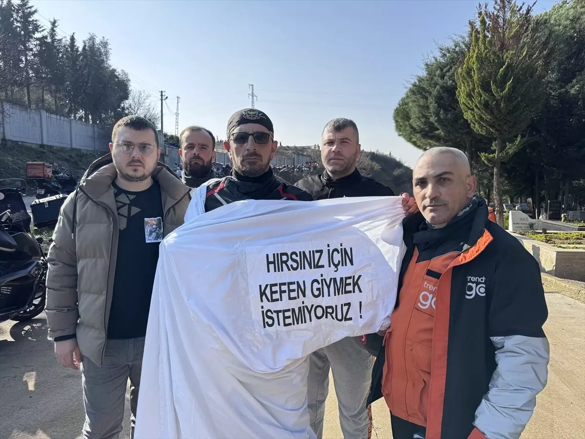 İzmir\'de trafik kazasında hayatını kaybeden motosikletli kurye toprağa verildi