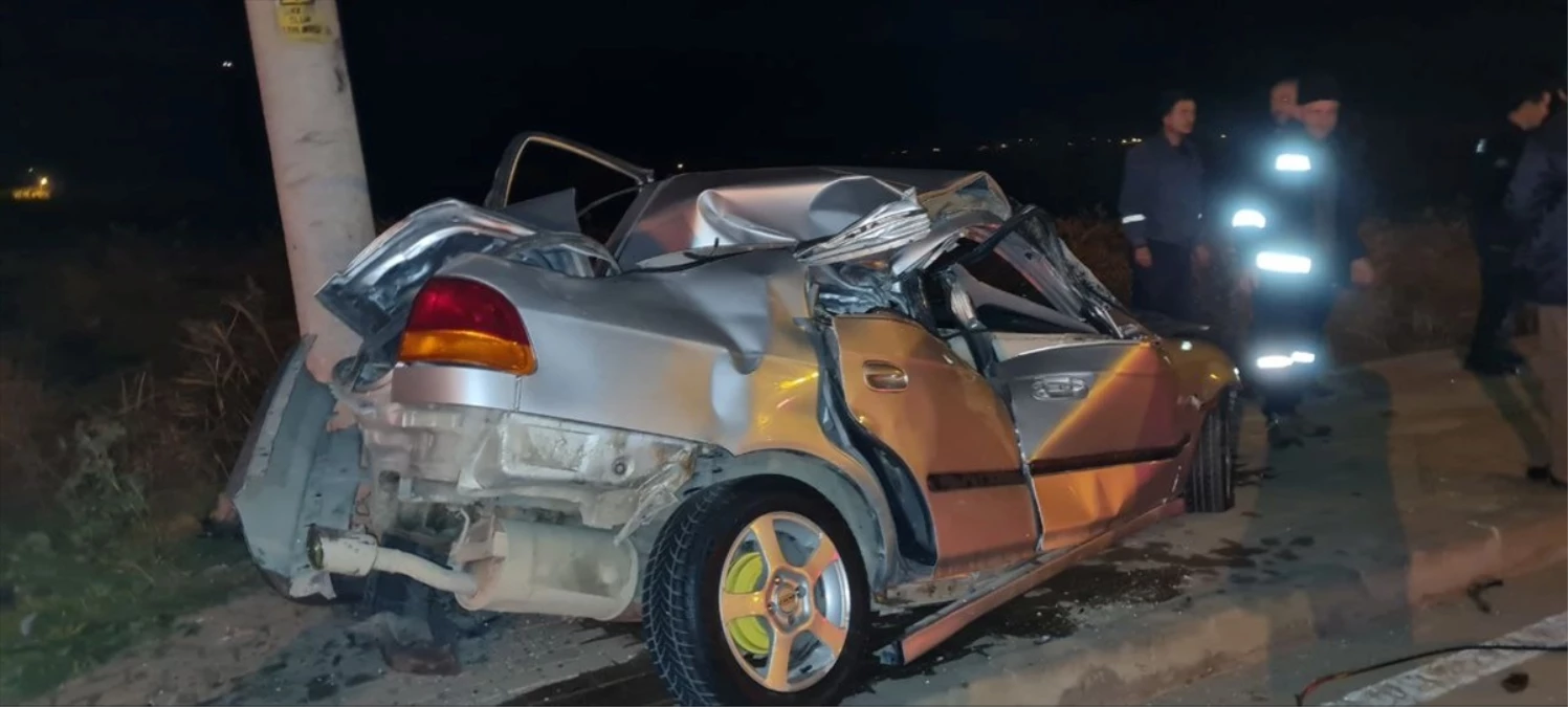İznik\'te otomobil elektrik direğine çarptı: Sürücü yaralandı