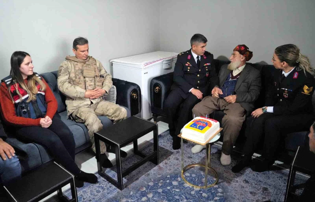 Muş İl Jandarma Komutanlığı, 100 yaşındaki Abdulbaki Kaya\'yı evinde ziyaret ederek doğum gününü kutladı
