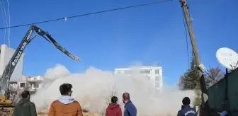 Afşin'de deprem hasarlı binalar yıkılıyor