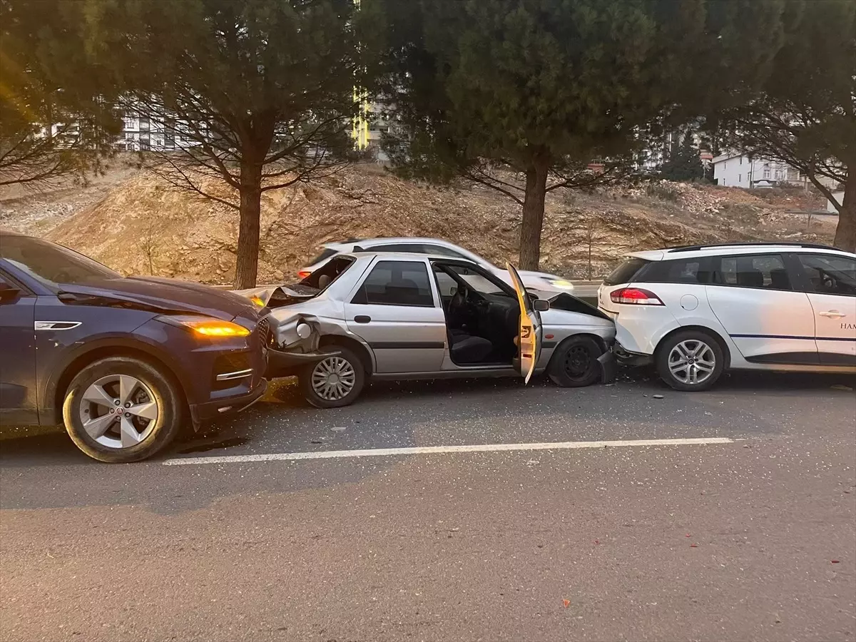 Kahramanmaraş'ta Zincirleme Kaza: 5 Araçta Maddi Hasar Oluştu
