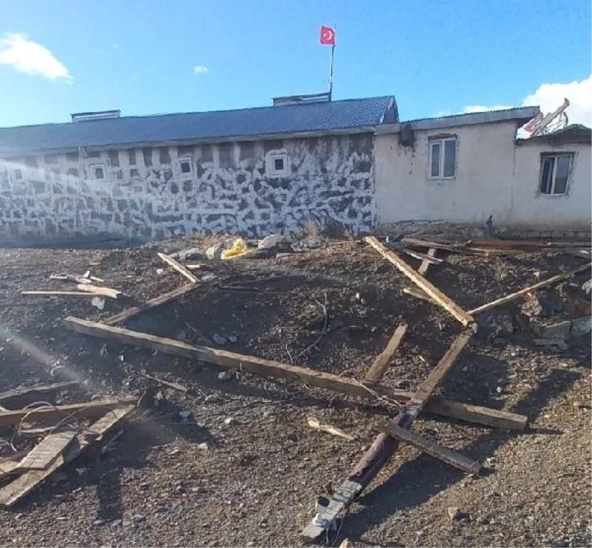 KARS\'ta kuvvetli rüzgar etkili oldu; birçok evin çatısı uçtu, ahırlar zarar gördü