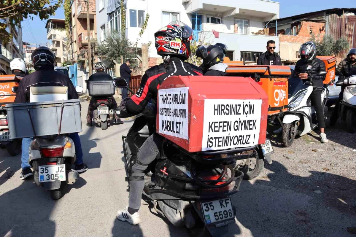 İzmir\'de motokurye kadının cenazesi son yolculuğuna uğurlandı