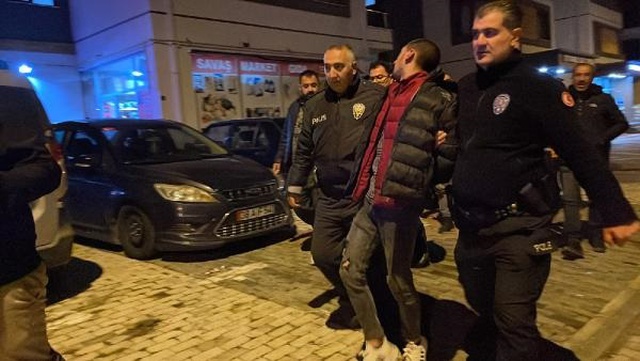 Kendini eve kilitleyip eşyaları ateşe veren genç, ailesinin para vaadiyle ikna edildi Kendini eve kilitleyip eşyaları ateşe veren genç, ailesinin para vaadiyle ikna edildi