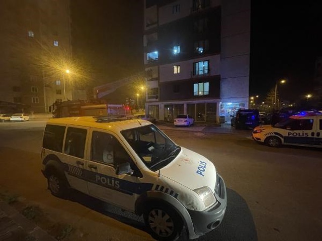 Kendini eve kilitleyip eşyaları ateşe veren genç, ailesinin para vaadiyle ikna edildi Kendini eve kilitleyip eşyaları ateşe veren genç, ailesinin para vaadiyle ikna edildi