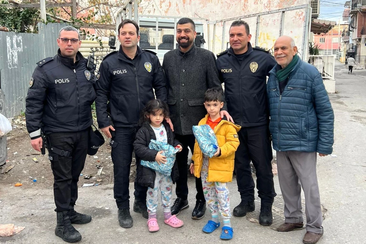 İzmir Konak İlçe Emniyet Müdürlüğü, Dezavantajlı Mahallelerdeki Çocuklara Yılbaşı Hediyesi Verdi