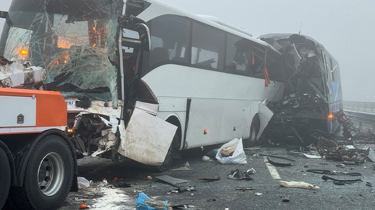Kuzey Marmara Otoyolu'nda 7 aracın birbirine girdiği kazada 11 kişi öldü, 57 kişi yaralandı