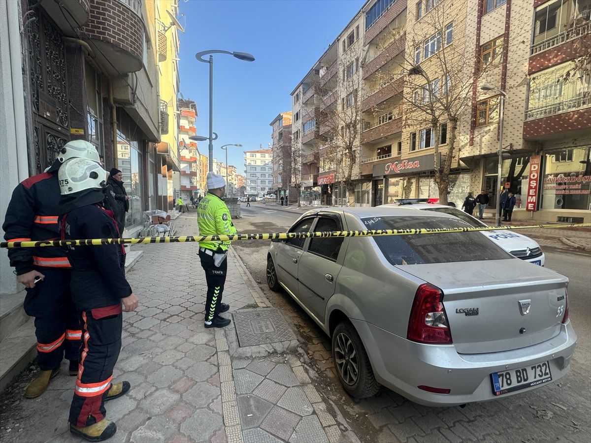 Malatya\'da deprem sonrası yıkılma tehlikesi nedeniyle cadde trafiğe kapatıldı