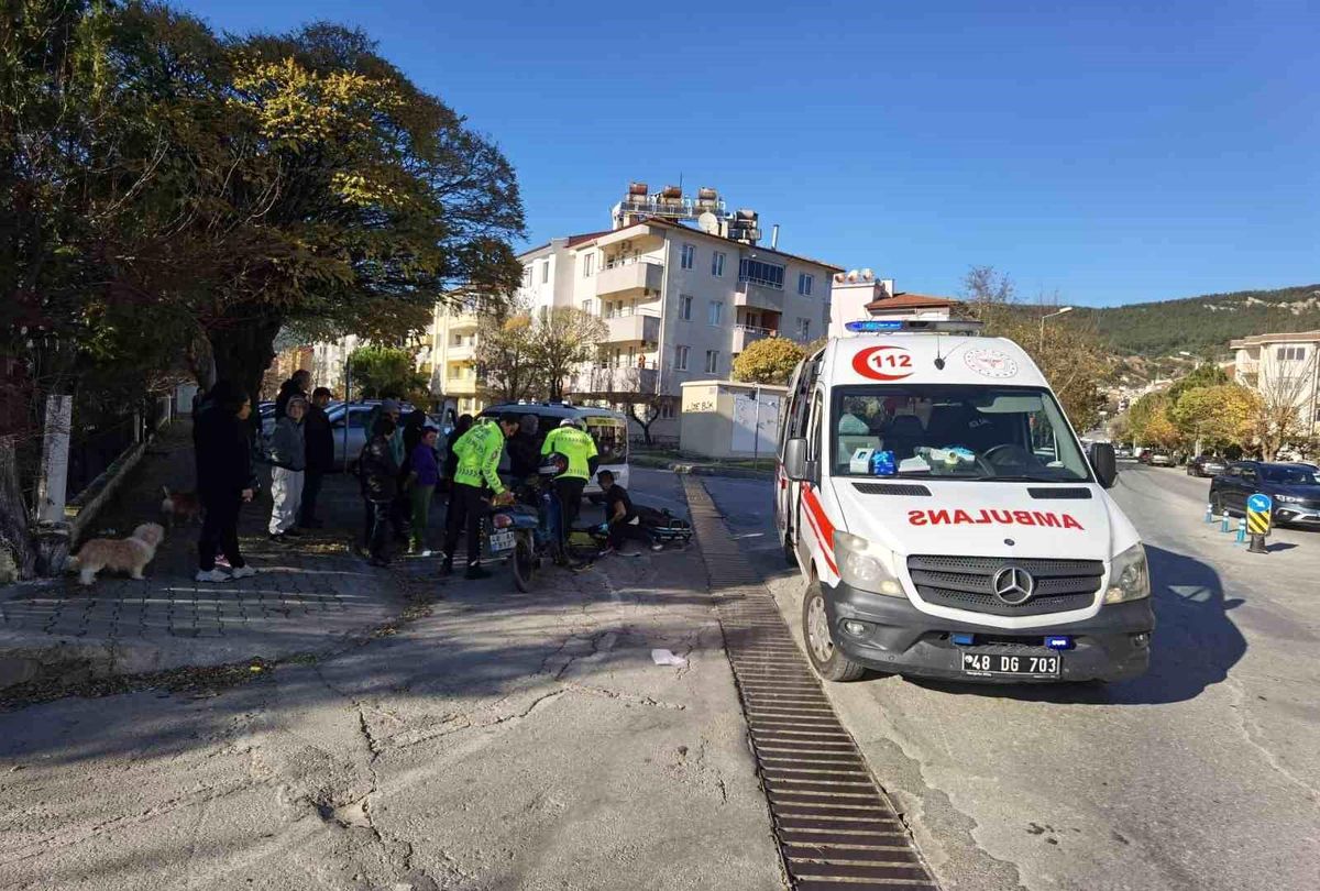 Muğla\'da motosiklet ile otomobil çarpıştı: 1 yaralı