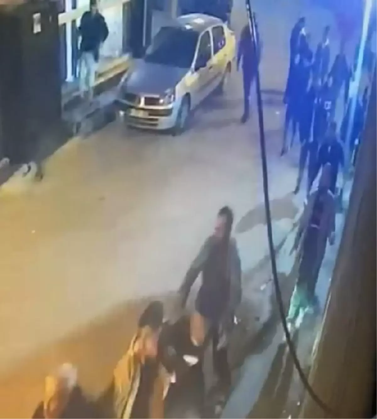 Mersin'de araç kalabalığa daldı: 2 yaralı