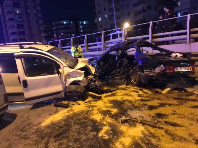 Mersin'de Zincirleme Kaza: 2 Ölü, 4 Yaralı Mersin'de Zincirleme Kaza: 2 Ölü, 4 Yaralı
