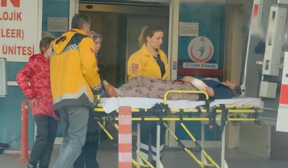İnegöl\'de odun keserken testere elinden kayan adam, eşinin kolunu kesti