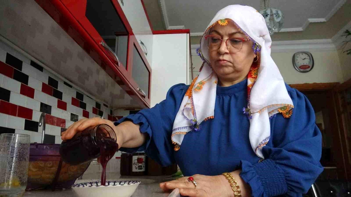 Tokat\'ta 50 Bitkiden Reçel Yapan Kadın