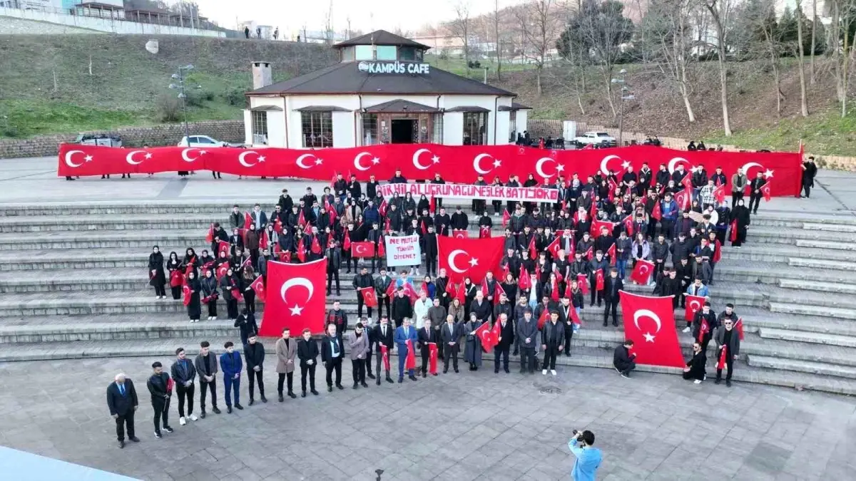 Düzce Üniversitesi Öğrenci Topluluklarından \'Teröre Karşı Omuz Omuza Yürüyüşü\'