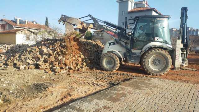 Osmancık'ta kaldırım taşları kepçe ile söküldü Osmancık'ta kaldırım taşları kepçe ile söküldü