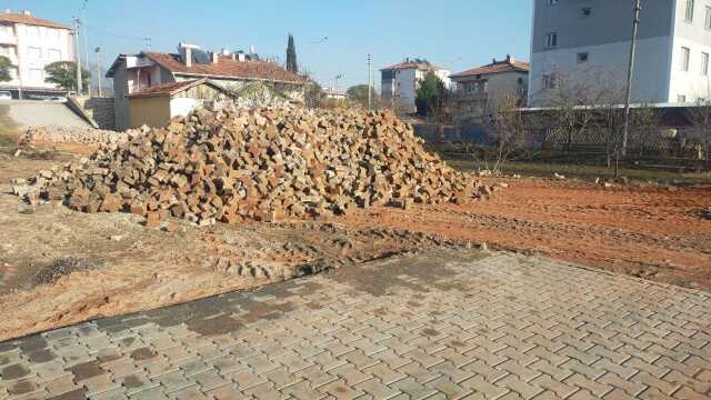 Osmancık'ta kaldırım taşları kepçe ile söküldü Osmancık'ta kaldırım taşları kepçe ile söküldü