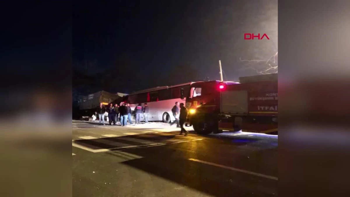 Konya\'da Tur Otobüsü TIR\'a Arkadan Çarptı: 4 Yaralı