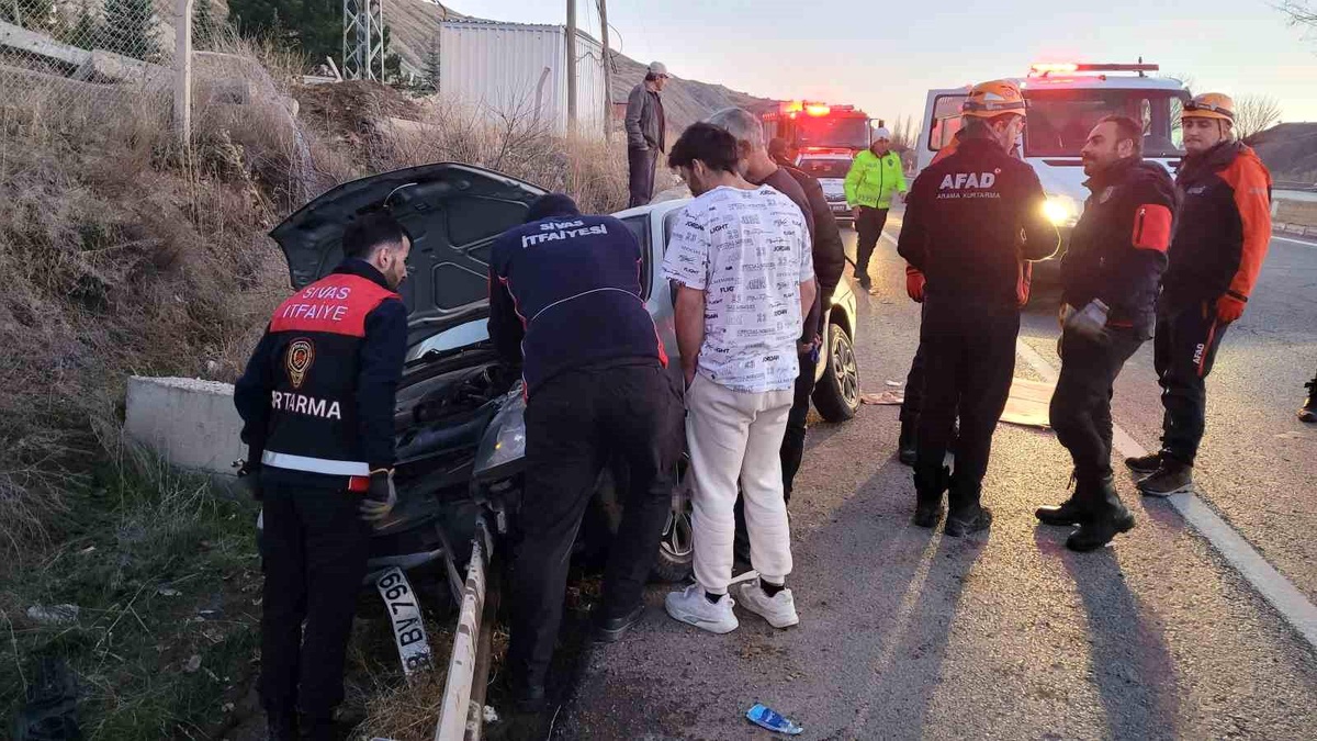 Sivas\'ta Otomobilin Bariyerlere Çarpması Sonucu 4 Kişi Yaralandı