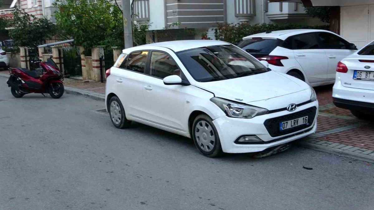 Manavgat\'ta otomobil park etme kazası: Anne yaralandı, genç sinir krizleri geçirdi