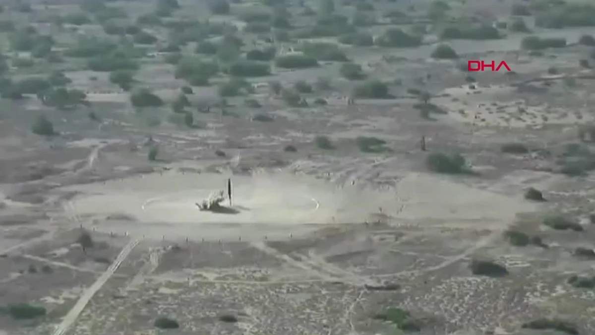 Pakistan Ordusu Fatah-2 Roketatar Sistemini Test Etti