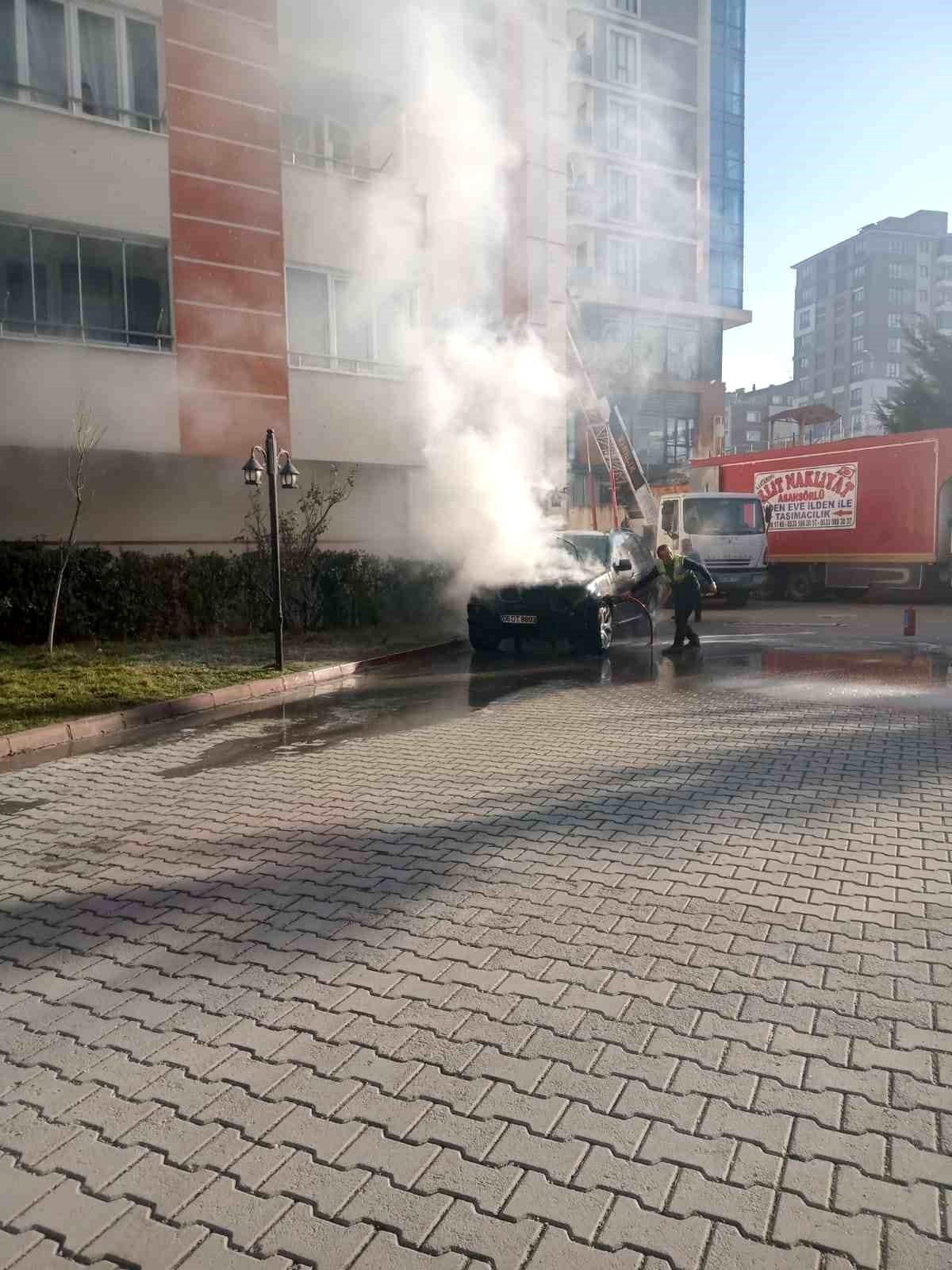Kastamonu\'da park halindeki araç yangında kullanılmaz hale geldi