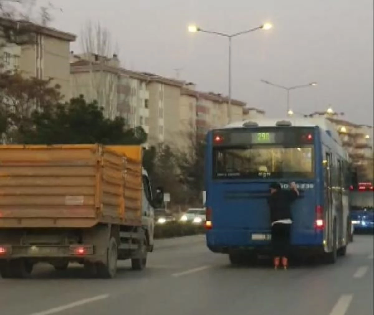 Patenli Genç, Halk Otobüsünün Arkasına Tutunarak Yolculuk Yaptı