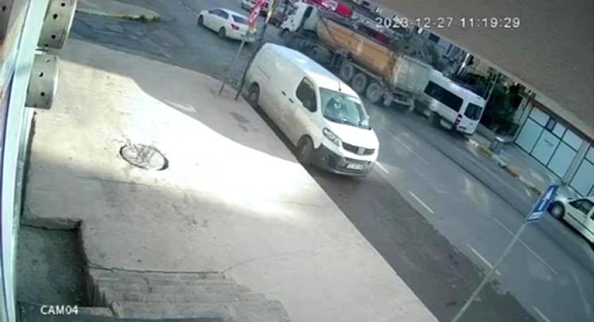 Pendik\'te Hafriyat Kamyonunun Dorsesindeki Çimento Yola Döküldü