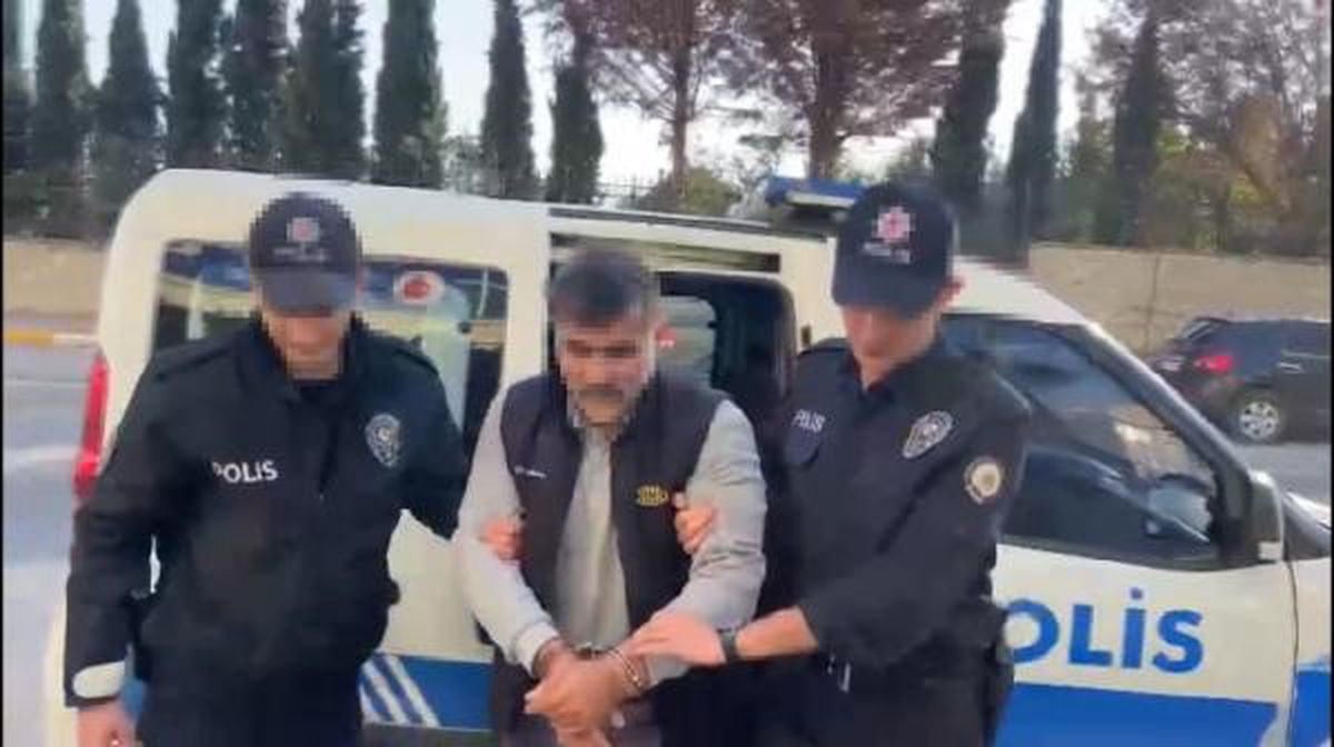 Hafriyat kamyonu fren yapınca betonlar park halindeki araçların üzerine döküldü