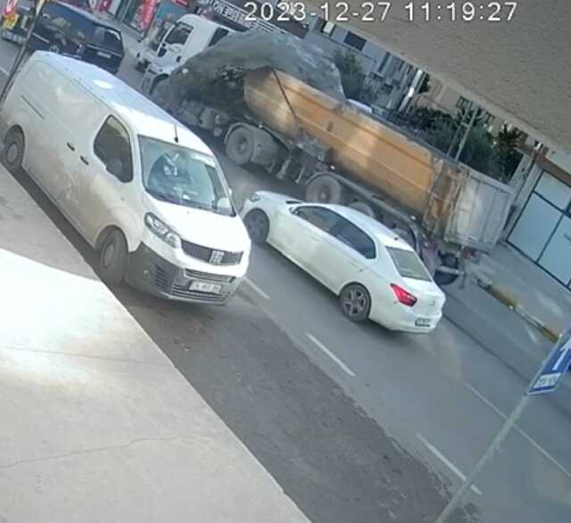 Pendik'te Hafriyat Kamyonu Beton Döktü, Şoför Kaçtı Pendik'te Hafriyat Kamyonu Beton Döktü, Şoför Kaçtı