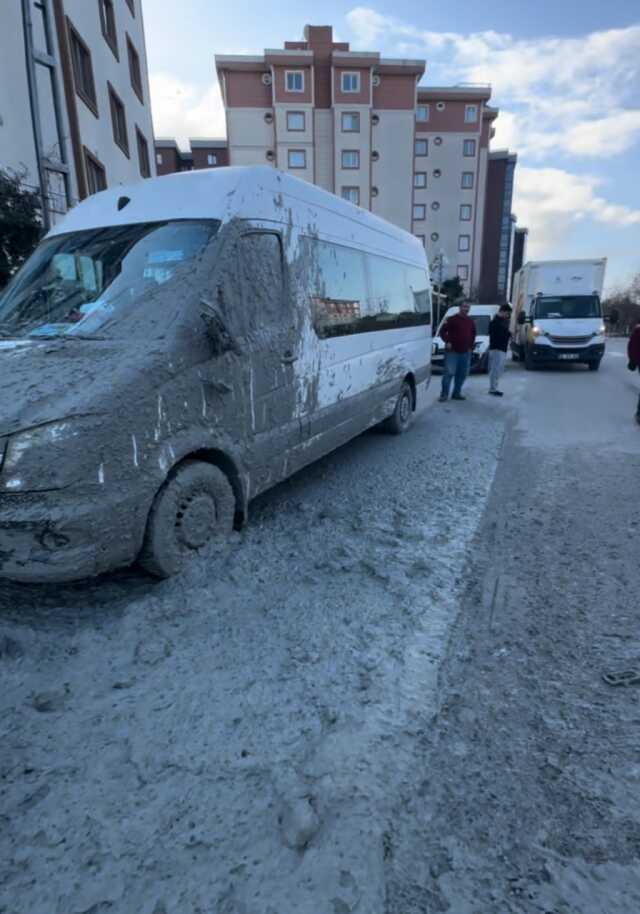 Pendik'te Hafriyat Kamyonu Beton Döktü, Şoför Kaçtı Pendik'te Hafriyat Kamyonu Beton Döktü, Şoför Kaçtı