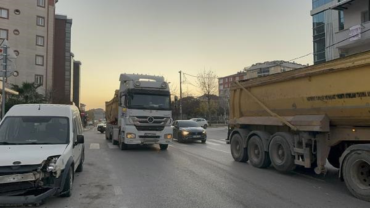Hafriyat kamyonu fren yapınca beton araçların üzerine döküldü