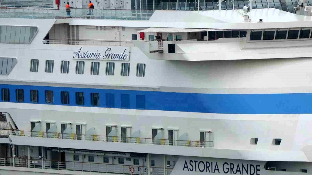 Astoria Grande isimli kruvaziyer gemisi Trabzon Limanı\'na demir attı