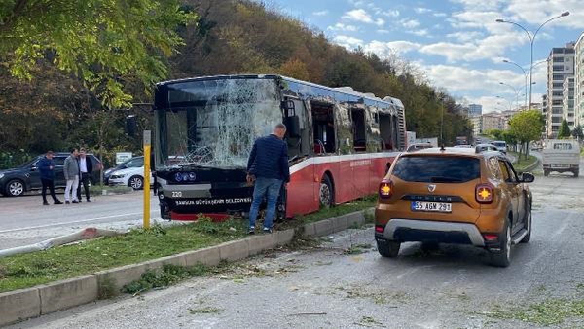 Samsun'da halk otobüsü kaza yaptı, 2 kişi yaralandı