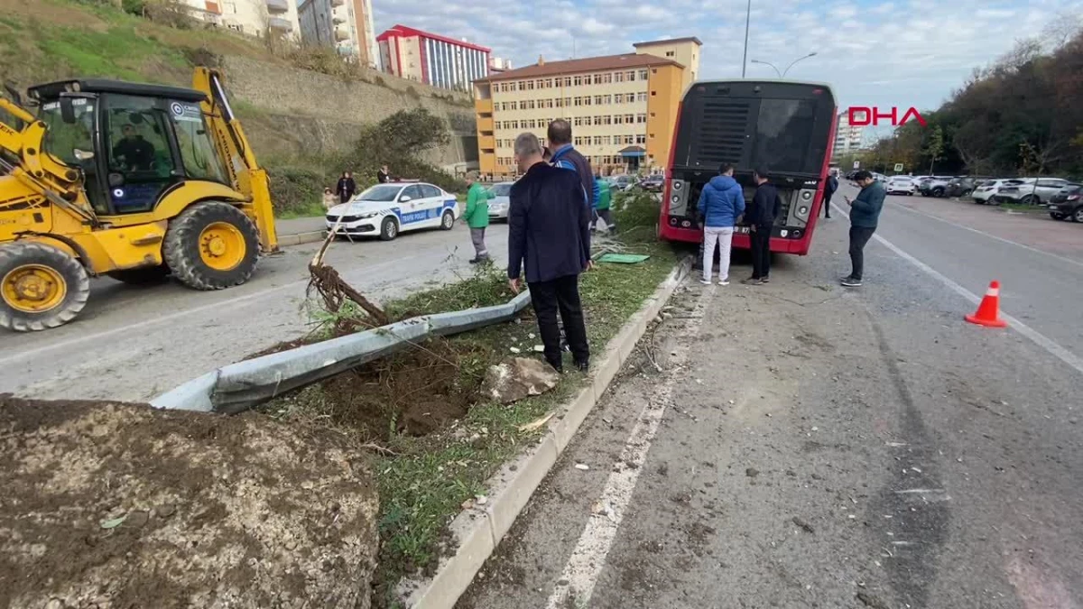 Samsun\'da halk otobüsü kaza yaptı: 2 yaralı
